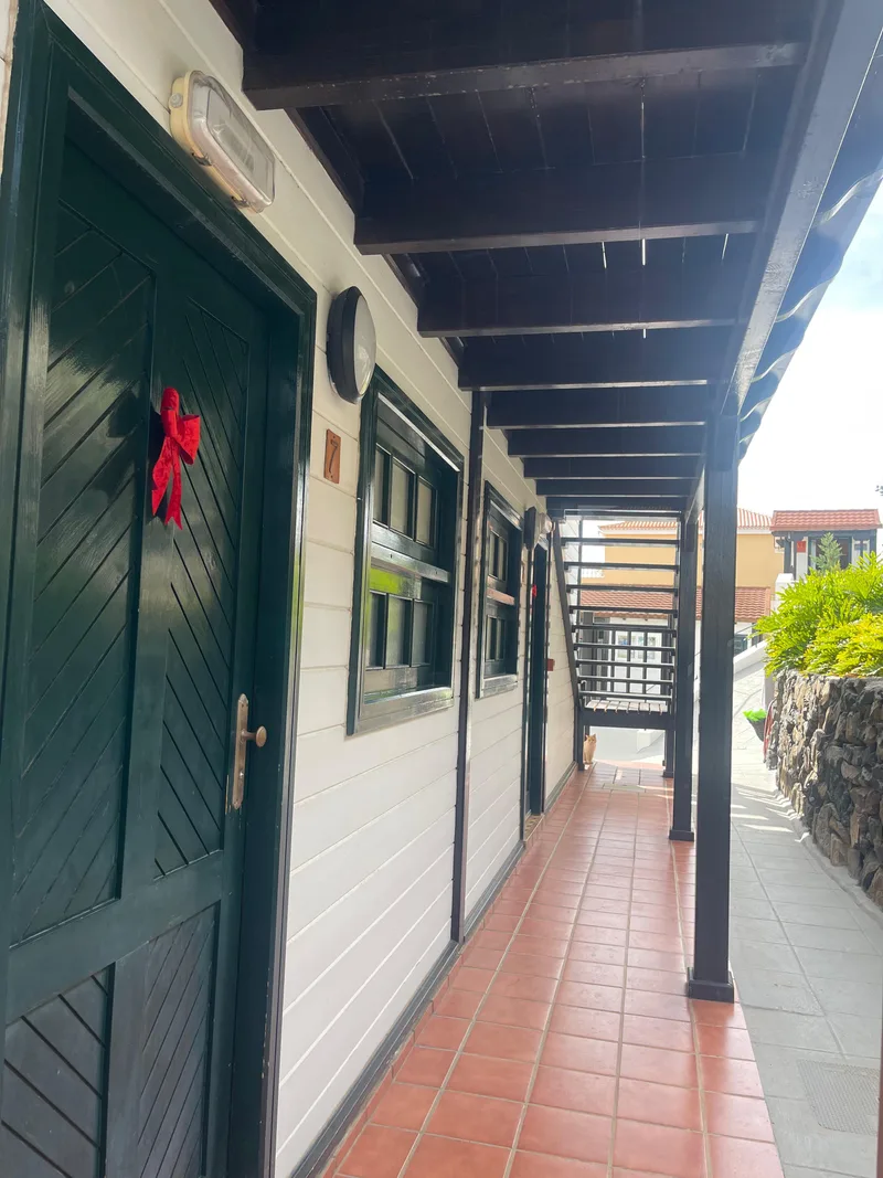 Vista del conjunto de apartamentos sobre el acantilado