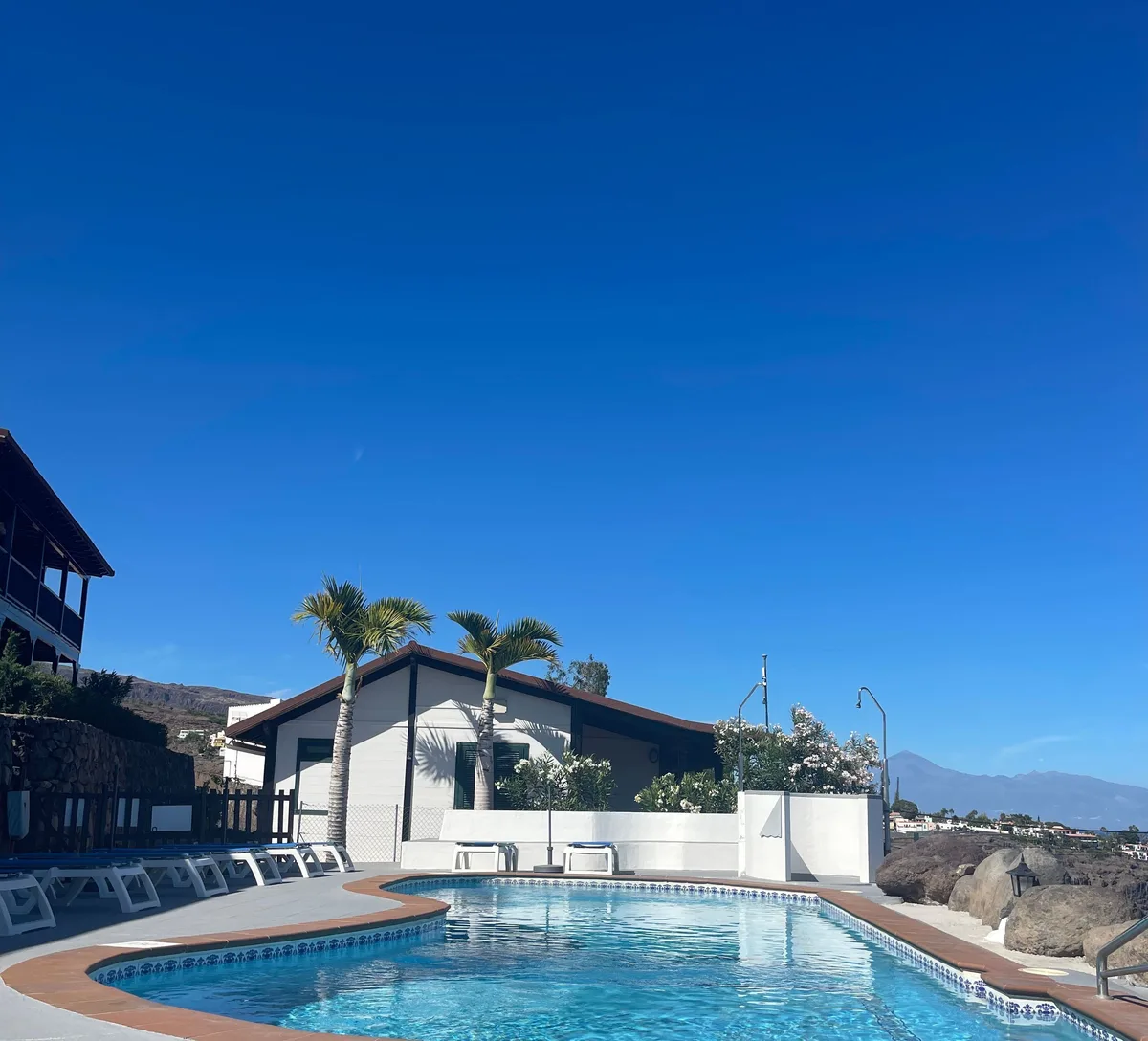 Piscina de agua salina con vistas al Atlántico