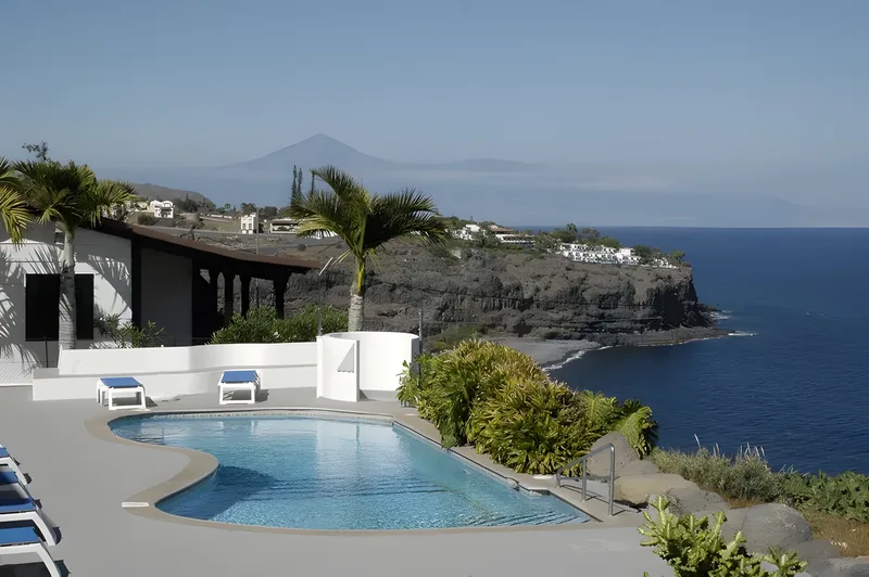 El Teide en el horizonte desde la piscina de Santa Ana