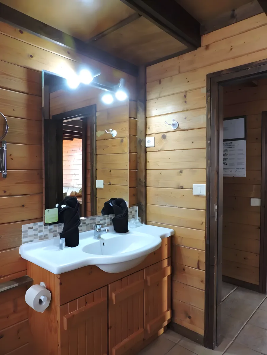 Baño completo revestido en madera