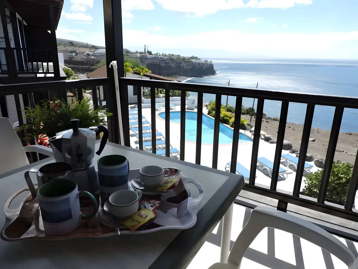 Desayuno en la terraza sobre la piscina y el acantilado