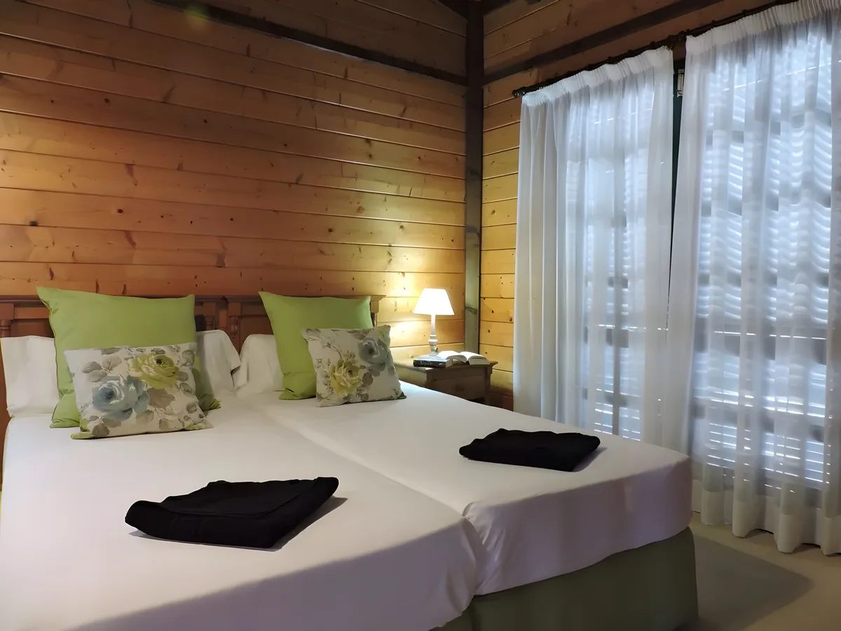 Dormitorio de madera con luz natural