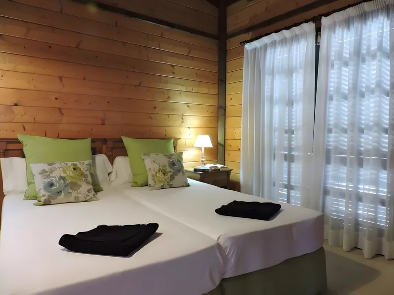 Dormitorio de madera con luz natural