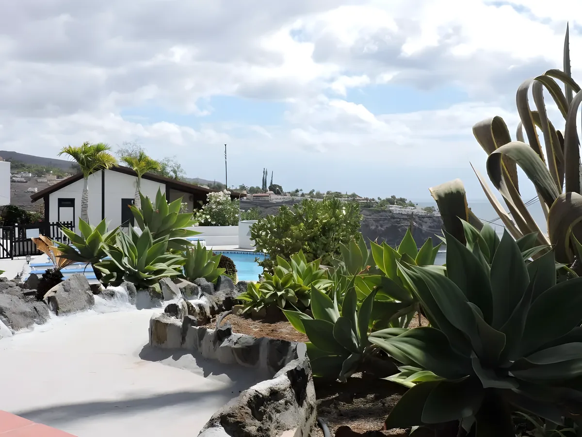 Panorámica del complejo de Apartamentos Santa Ana sobre el acantilado al sol de la mañana