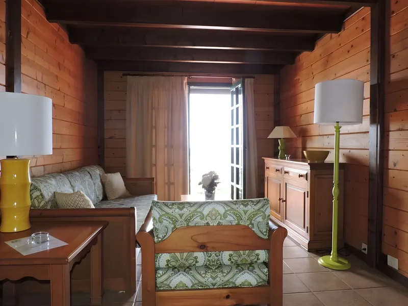 Salón del apartamento con sofá y aparador de madera