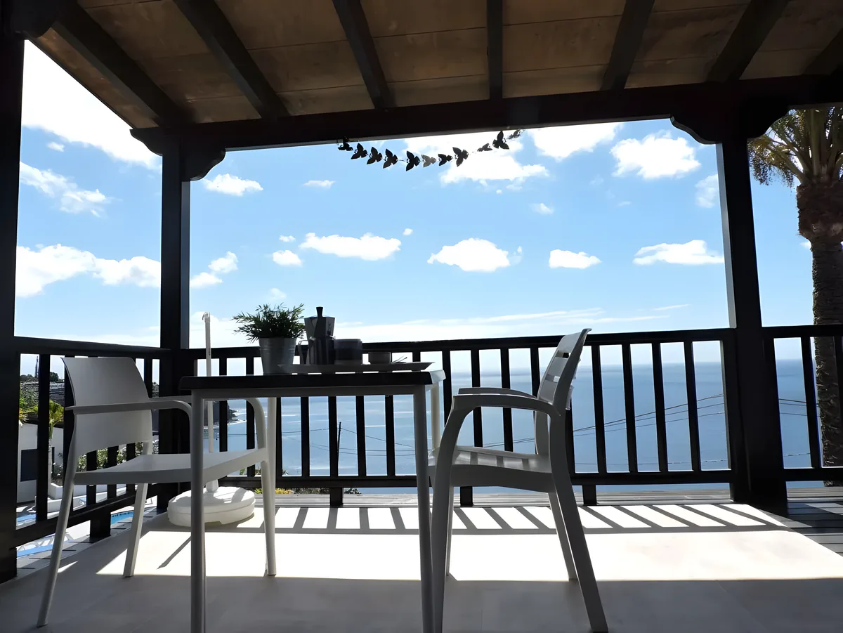 Terraza privada con el Atlántico al fondo