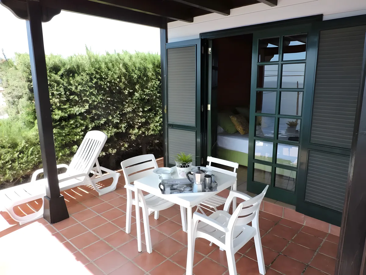 Terraza con tumbona y acceso al dormitorio, vistas al mar