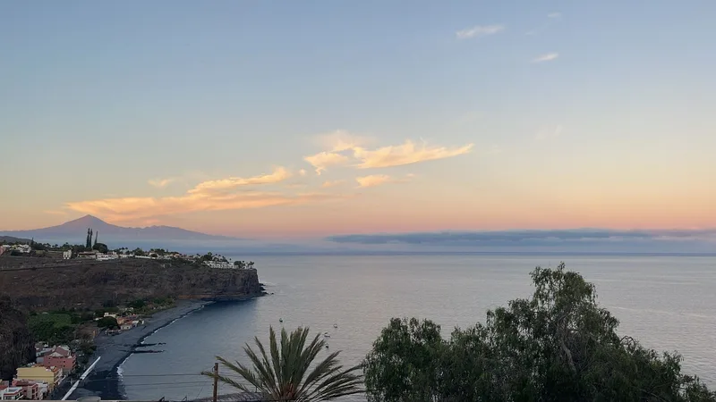 Costa de Playa de Santiago al atardecer, con el Teide al fondo